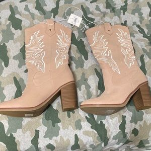 Size 8 cram colored cowgirl boots